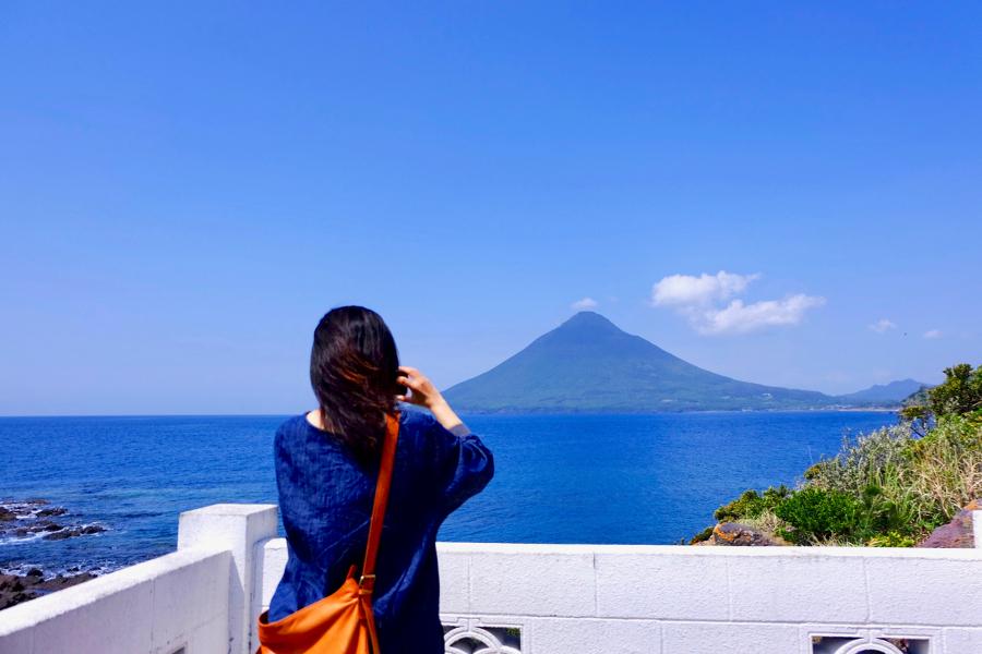 灯台のふもとではこんな絶景も楽しめます。洋上の開聞岳とツーショットで、記念撮影はいかが？