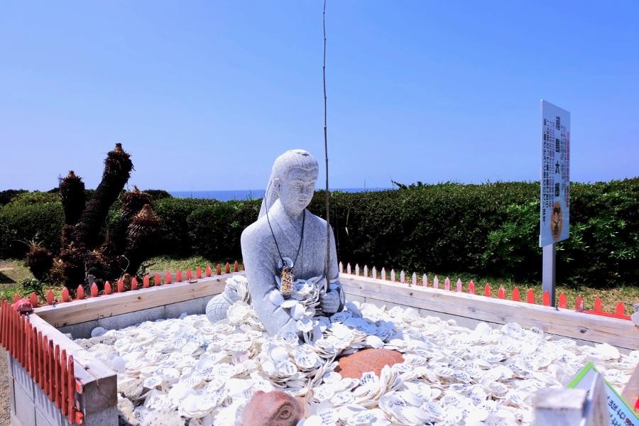白い貝殻に囲まれた「若返りの浦島太郎像」。大勢の人が若返りや健康を願う、開運スポットです