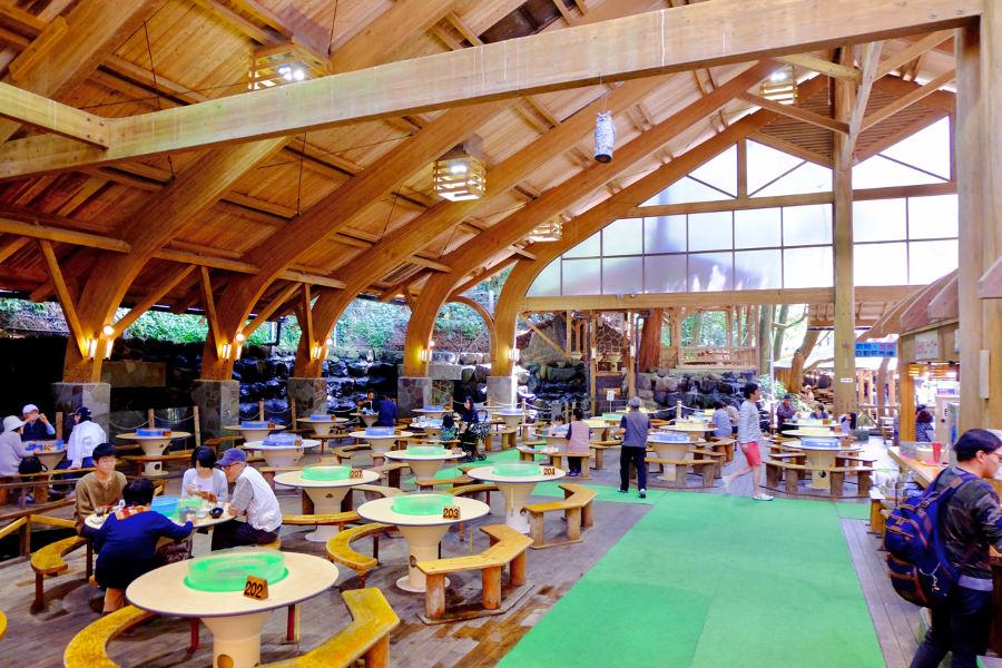 水の音が心地よい、広々としたホール。お気に入りの場所を確保したら、食券を渡してしばし待ちます…