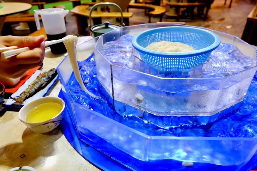 鹿児島で「そうめん流し」といえば、このスタイル。涼し気な雰囲気とさっぱりしたそうめんに箸が進みます