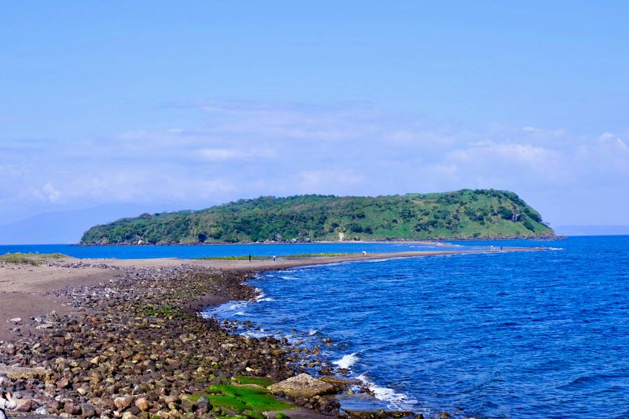 錦江湾に浮かぶ無人島「知林ヶ島」。毎年3月～10月の間は、大潮や中潮の日に砂の道が現れます