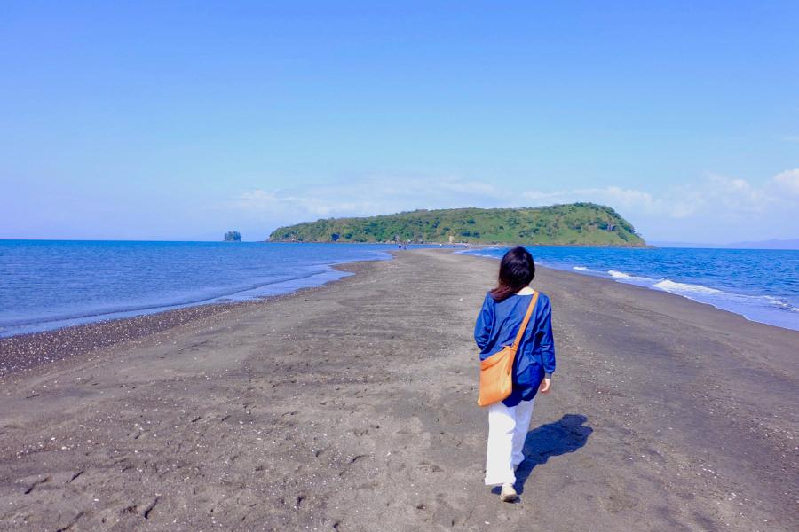 道が出現するのは2時間～4時間程度。出来立ての新しい道を歩いて、島に渡ってみましょう！