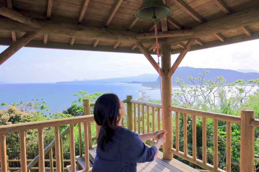 鳴らすと幸せが訪れるという「Chirin's Bell (チリンズベル)」。展望台からは、砂の道もくっきり見えます