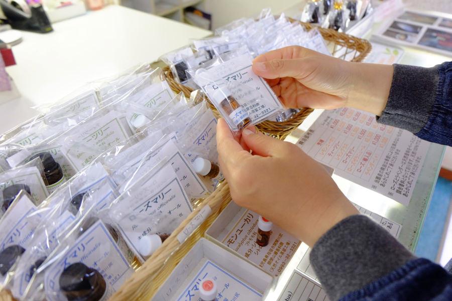 園内の売店では、自家製ハーブのエッセンシャルオイルやハーブティーなど、うれしいお土産も購入できます