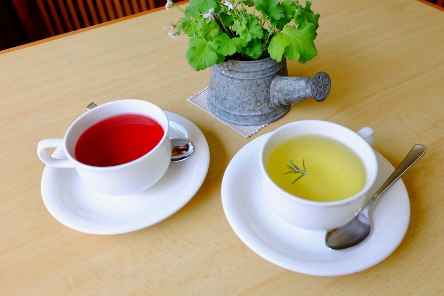 自家製ハーブティーを味わえるのも、ハーブガーデンならでは。優雅な午後のひとときを過ごしましょう