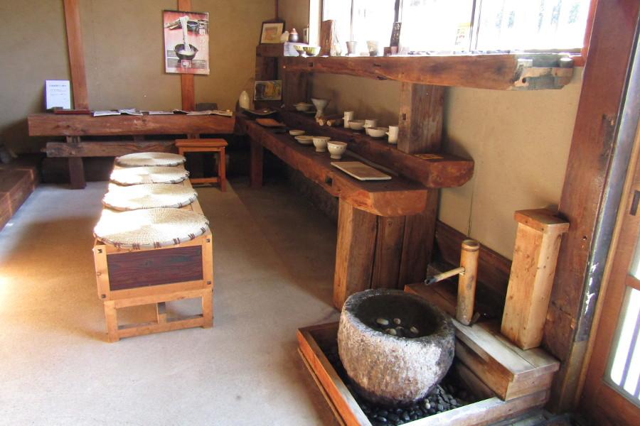 器は全て小石原焼の窯元「辰巳窯」のもの。店内で販売もしています