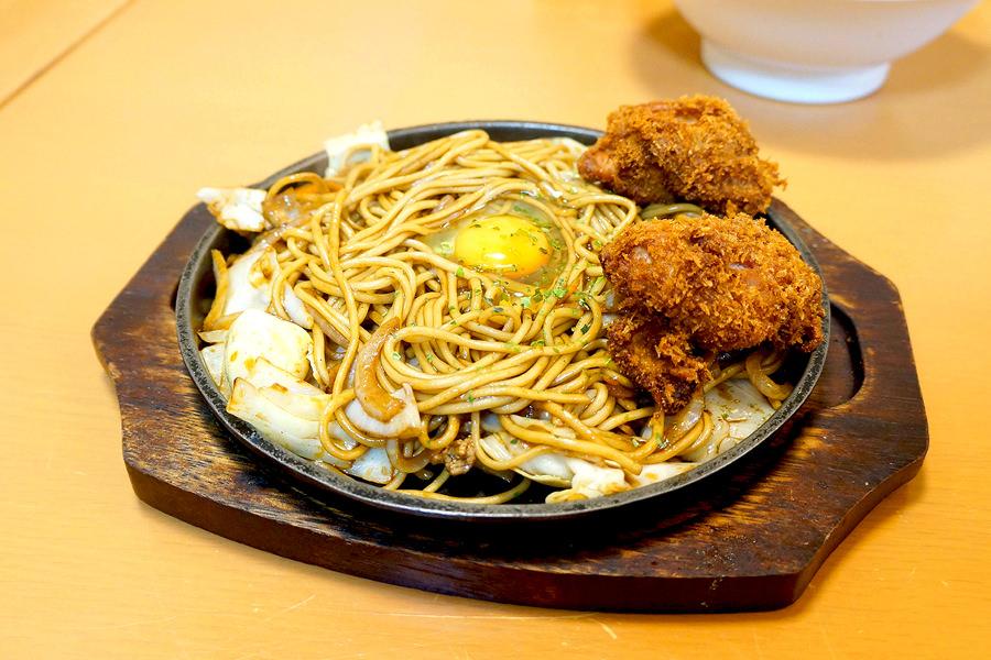 チャンポンに負けず劣らずの人気メニュー「カツのせ焼きそば（840円）」