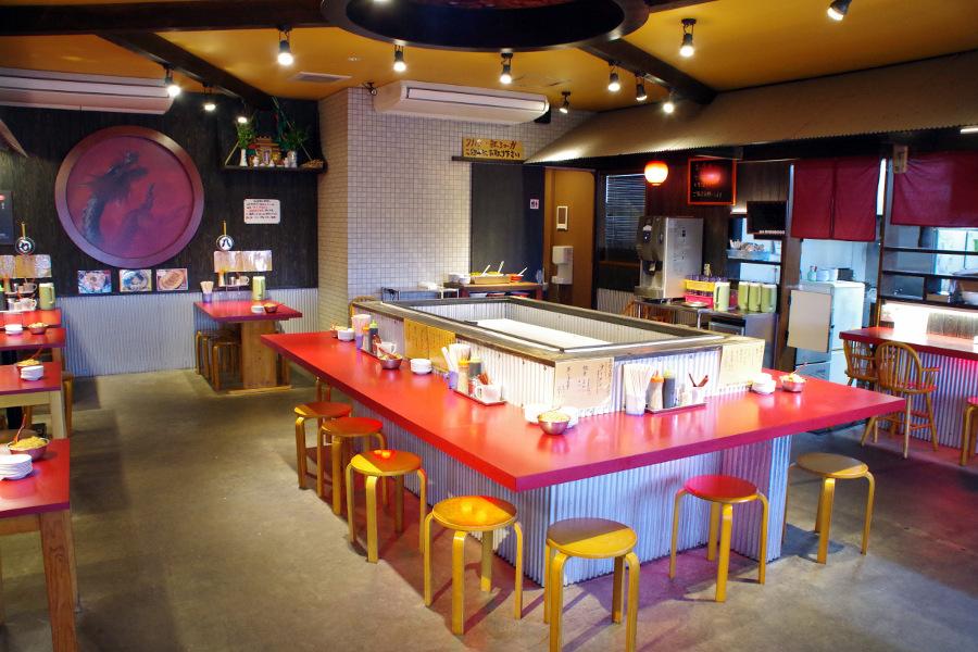 赤と黒を基調にした店内。カウンターとテーブル席があります
