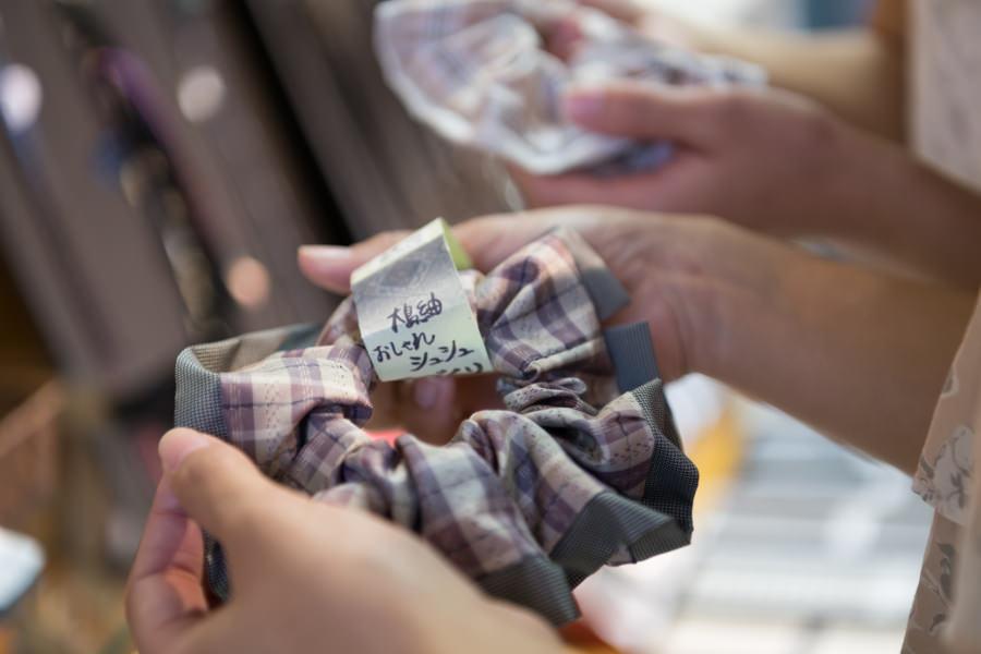 大島紬で作られたシュシュやアクセサリーも。奄美の自然や文化、歴史に触れ学べる観光施設「奄美パーク」。奄美へお出かけの際は、ぜひ立ち寄ってみてくださいね