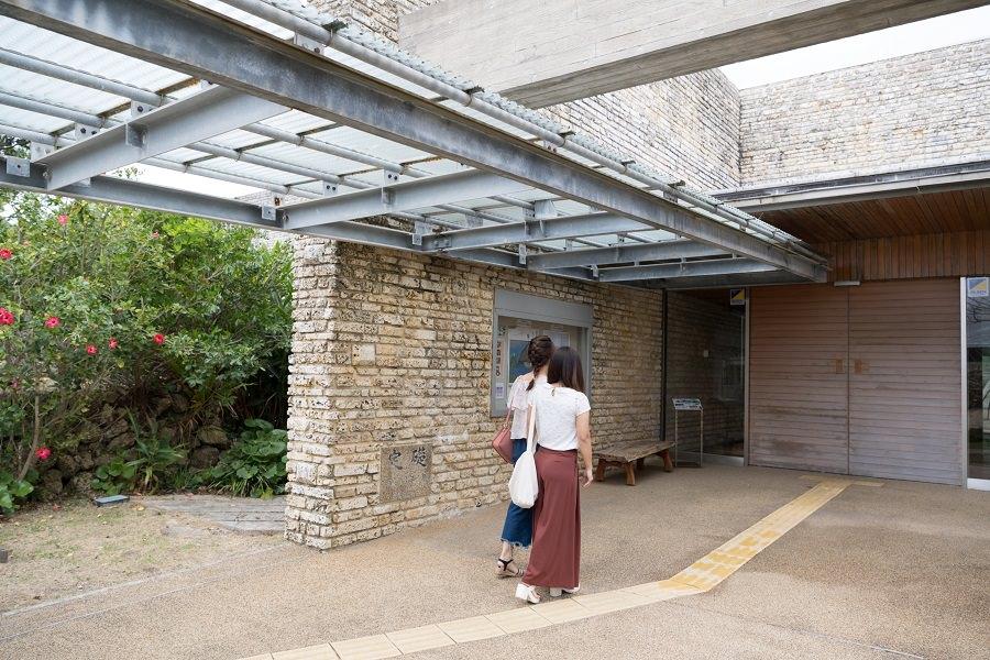 奄美の郷で文化を学んだ後は「田中一村記念美術館」へ。亜熱帯の生きものを描写した彼の作品を覗いてみましょう（入場料：大人510円、高校生・大学生：360円、小学生・中学生：250円※作品の撮影不可）