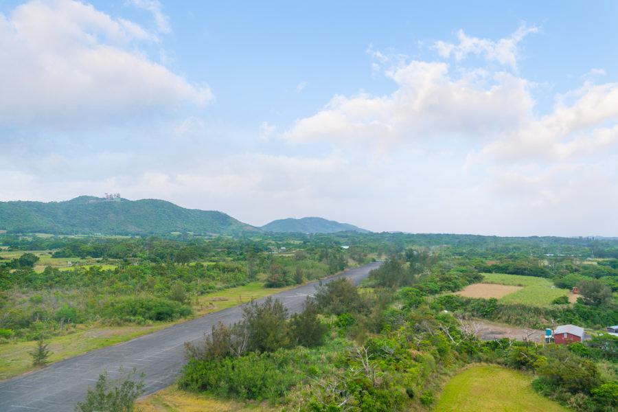 昭和63年（1988）までは空港として利用されてた奄美パーク。展望台からは当時使用されていた滑走路を眺めることができます