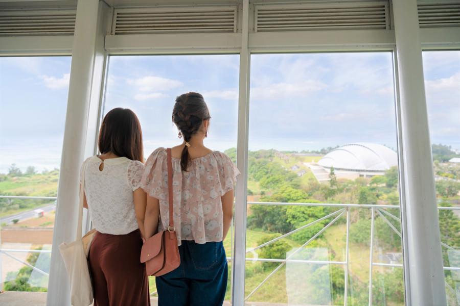 展望台からは園内を見渡せるほか、天気のいい日には「喜界島」を望むことも