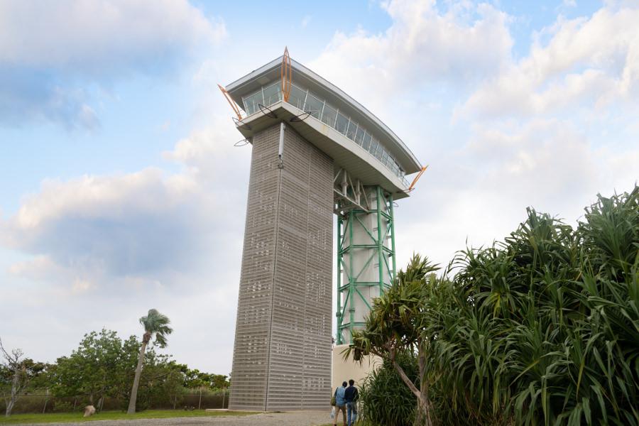 「奄美パーク」へ到着したら、まずは園内を見渡せる展望台へ（※展望台利用無料）