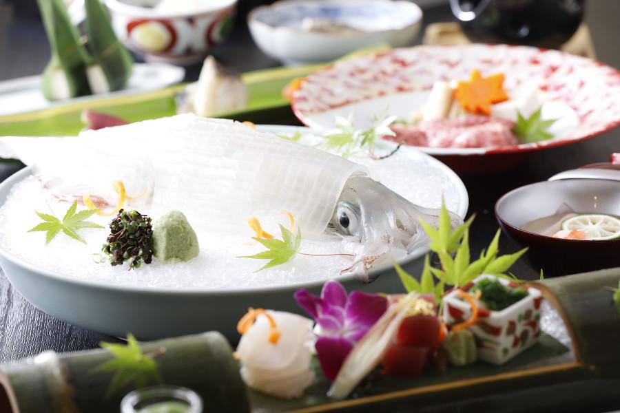 ▲佐賀といえばイカの活き造り！新鮮で質の良い旬食材がずらりと並んでいます