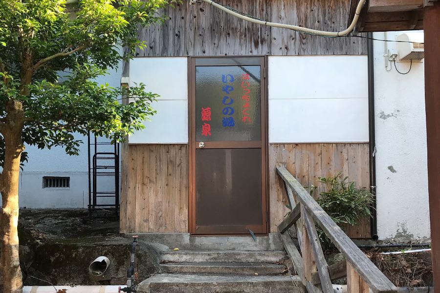 入場券を購入時に入り口でカギを借りて利用します