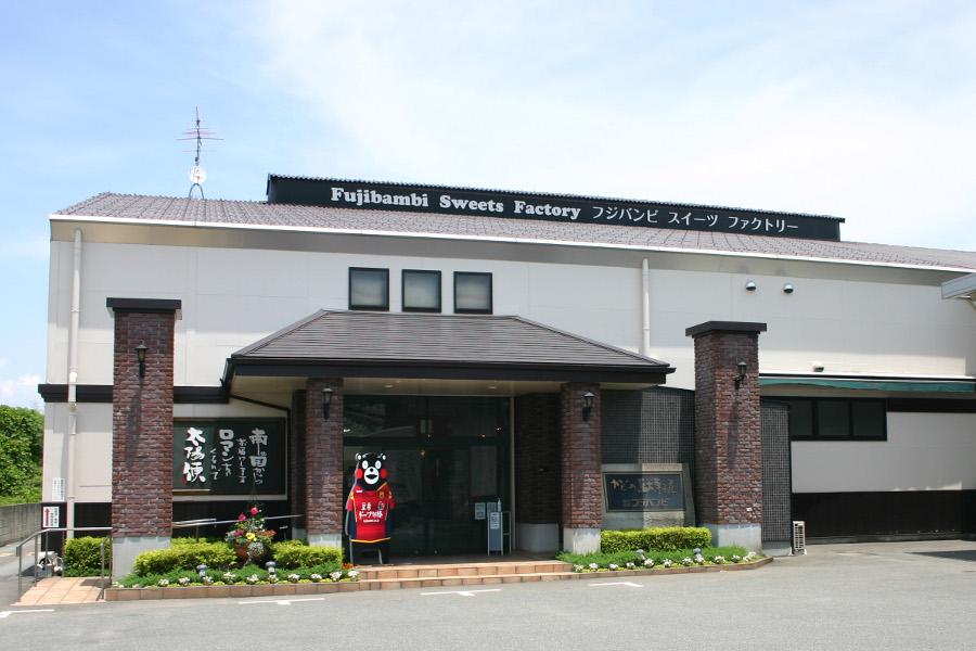 ショップにカフェ、工場などがある四方寄総本店