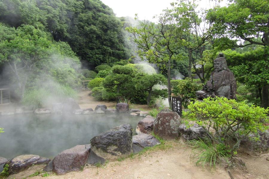 噴気や不思議な池など見どころが満載