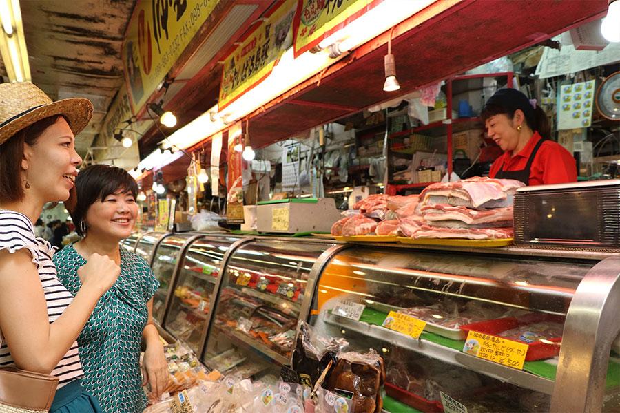 那覇市第一牧志公設市場の食肉店