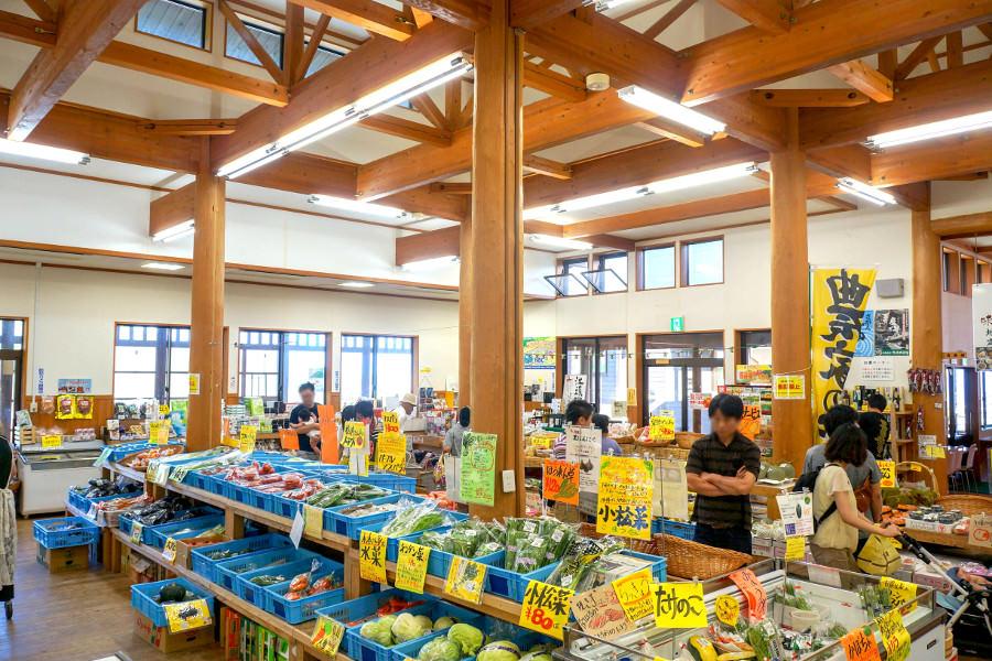 店内に並ぶ地元の農産物や、加工品