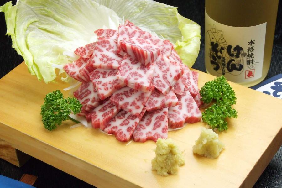 霜降りの馬刺しは店主けんぞうさんがこだわって仕入れた極上品