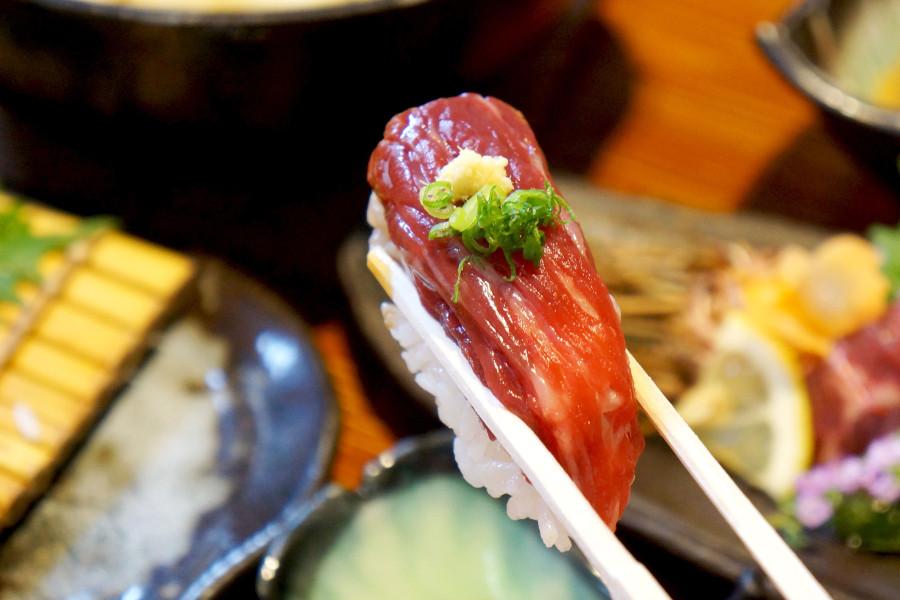 馬肉の甘みと脂のジュワッとした食感が楽しめる馬にぎり 馬肉の甘みと脂のジュワッとした食感が楽しめる馬にぎり