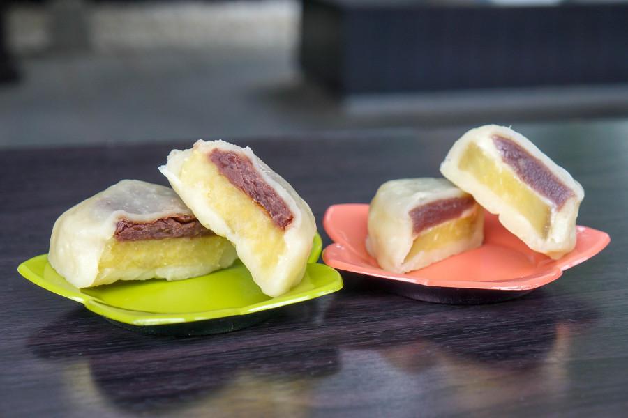 右「黒あん」(200円/税込)、左「チーズ豆乳」(250円/税込) 右「黒あん」(200円/税込)、左「チーズ豆乳」(250円/税込)