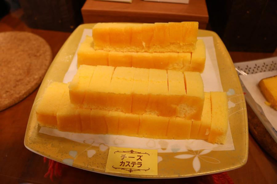清風堂にきたらまずは人気商品のチーズカステラを食べてみて