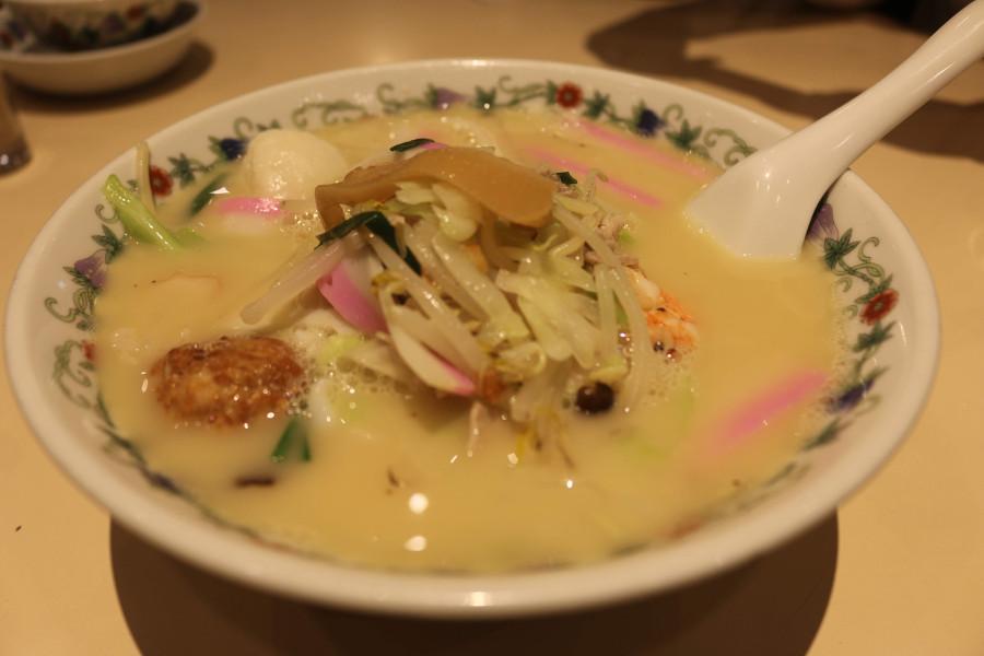 濃厚なのにあっさりとも言われる魚介風味が凝縮されたスープと麺を絡めて味わって