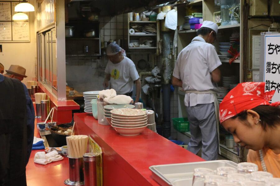 カウンターを中心とした店内ではすぐガラス越しに大将が作る姿も見れます