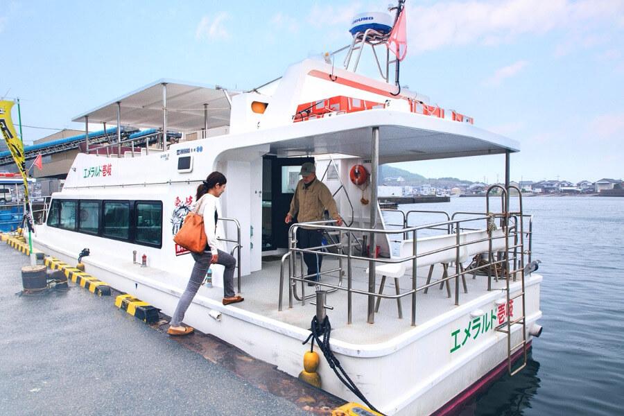 辰の島行きの渡船は、島の最北端「勝本港」より発着。渡船・遊覧は3月から11月までの期間限定で、島めぐりコースと、辰の島上陸のみのコース、島めぐりと上陸がセットになったコースがあります