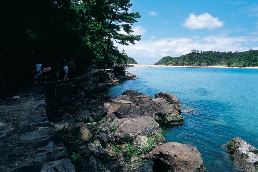 辰の島に上陸したら、波打ち際を歩いて海水浴場へ。澄んだ海の美しさに感動！1時間ほどで島を一周することもできるので、散策してみるのもいいですね