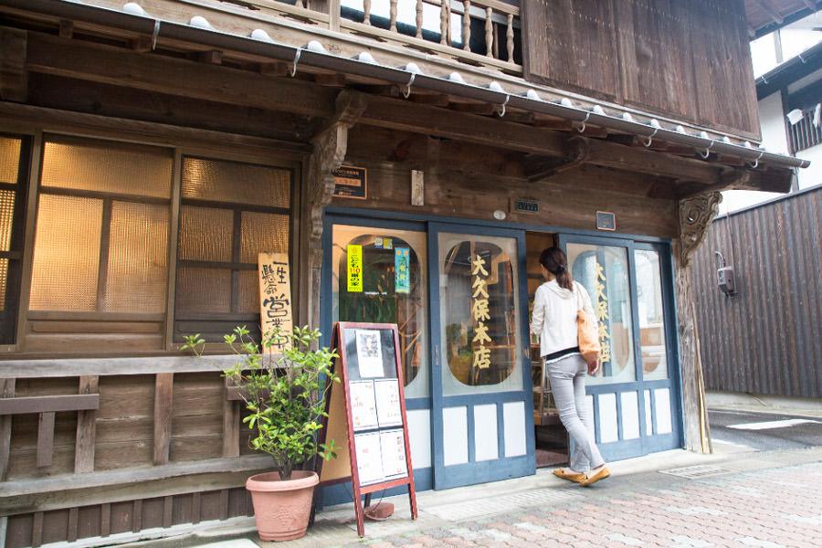 勝本港に戻ってきたら、港からすぐの、勝本浦地区に佇む「大久保本店」でランチ。江戸時代に捕鯨で栄えた勝本は、風情ある町並みが景観保存地域に指定されています