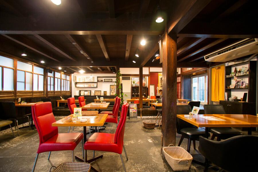 大正時代以前に海産物屋として建築された木造二階建ての建物をリニューアル。1階はカフェ、2階では定期的にイベントを開催しています。レトロな雰囲気で居心地も抜群！