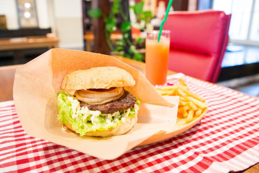 壱岐牛100％のハンバーガーはボリューム満点！壱岐食材をふんだんに使用していて、パテやジャポネソースも全て手作り。壱岐牛ステーキ丼やスイーツなど、メニューも充実しています