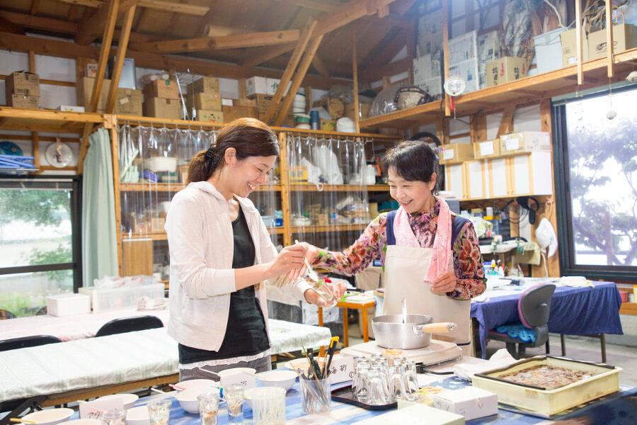 旅の締めは壱岐の思い出を詰め込んだシーキャンドル作り。海を望む工房で、丁寧に教えてもらいながら作れますよ