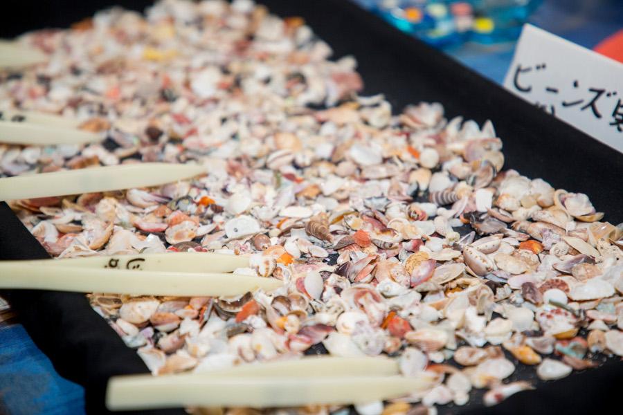 壱岐の美しいビーチで拾った貝殻や砂、ステンドグラスを使用。旅行中に、自分たちで拾い集めた貝殻を持ち込むことも可能です