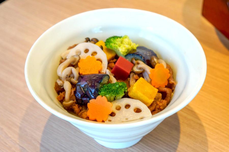 彩り豊かな馬すきご飯