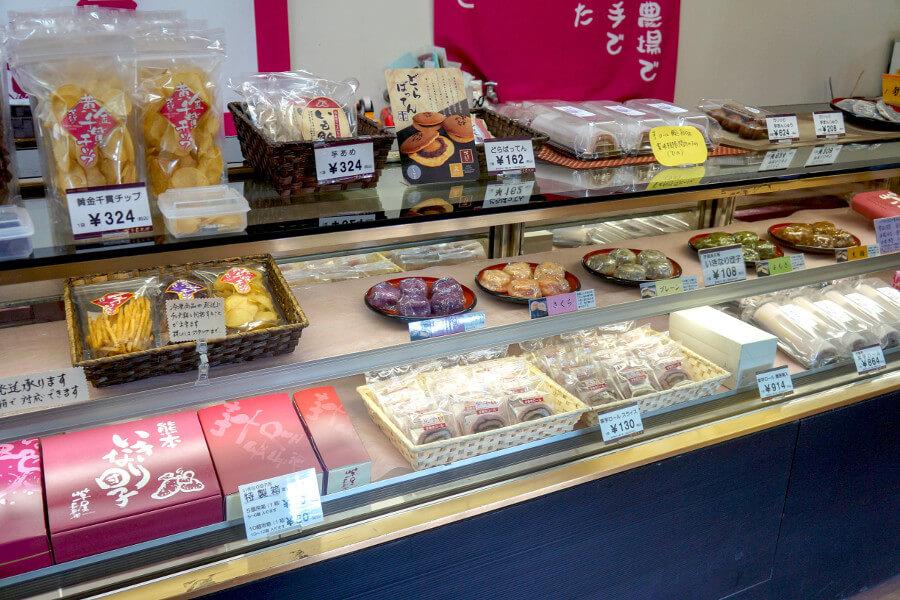 店頭に並ぶさつまいもを使ったお菓子の数々