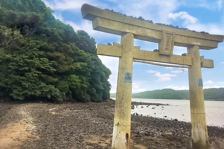 太陽と月の引力によって生じる干満によって、姿を変える小島神社 太陽と月の引力によって生じる干満によって、姿を変える小島神社