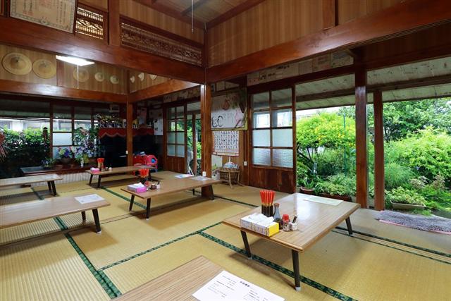 やん小店内