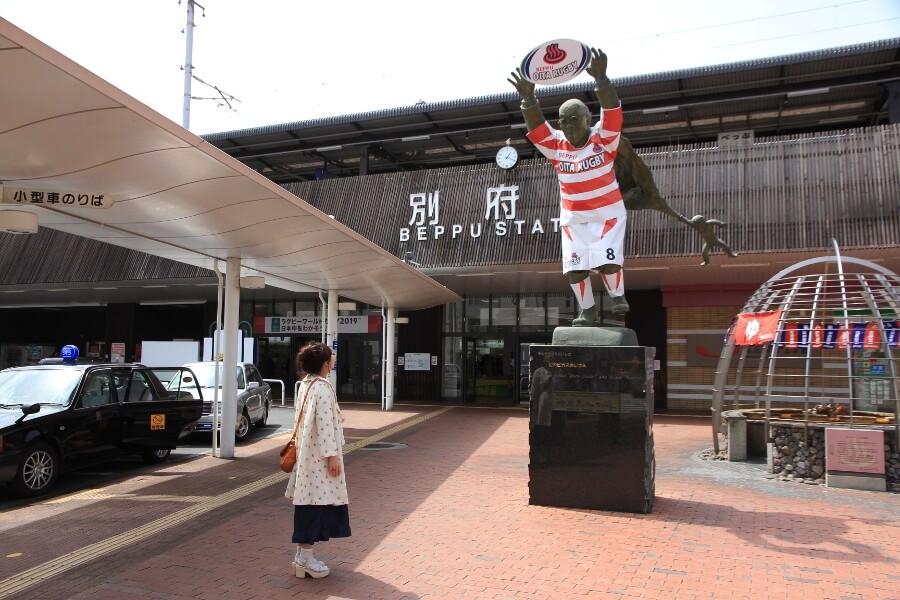 泉都別府の礎を築いたひとり、油屋熊八が別府駅でお出迎え。「旅人をねんごろにせよ」の銘も刻まれています