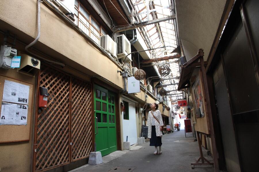 小さな店舗を肩を寄せ合うように並んでいます。夜にはネオンが灯り、温泉街の夜の散策を楽しんで