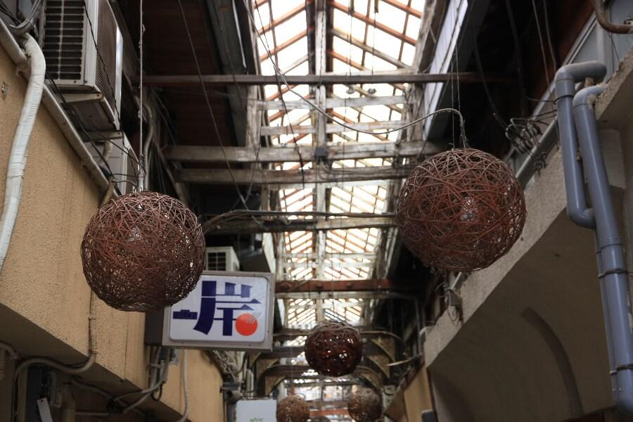 天井には、別府の伝統産業として栄えた竹細工の電球も。かわいいアートの世界が広がります