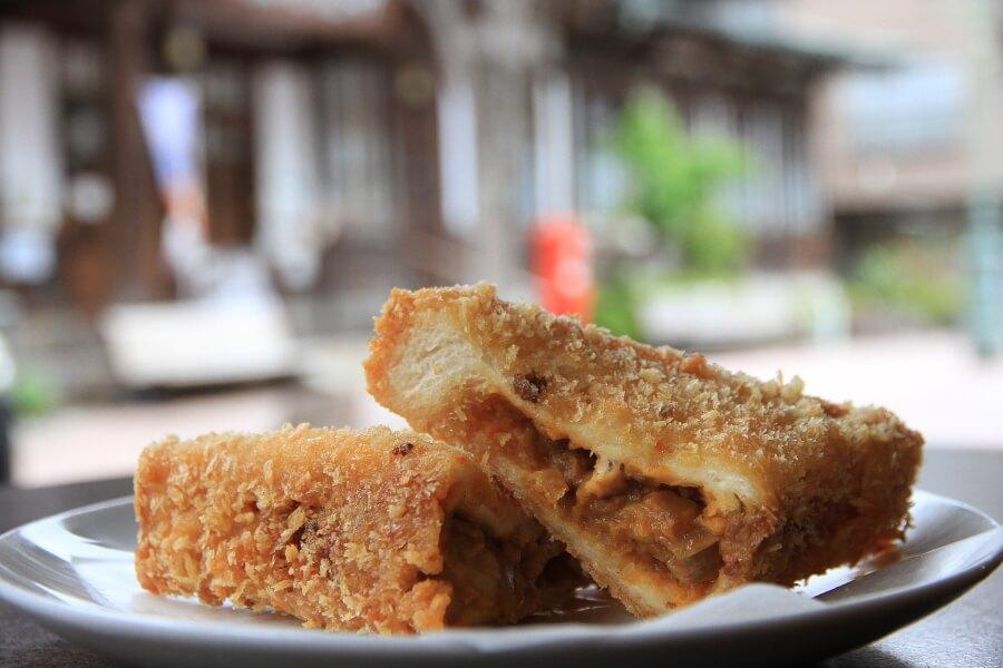 名物、揚げカレーパンは必食。注文が入ってから揚げるため、サクサクの出来立てを味わってみて