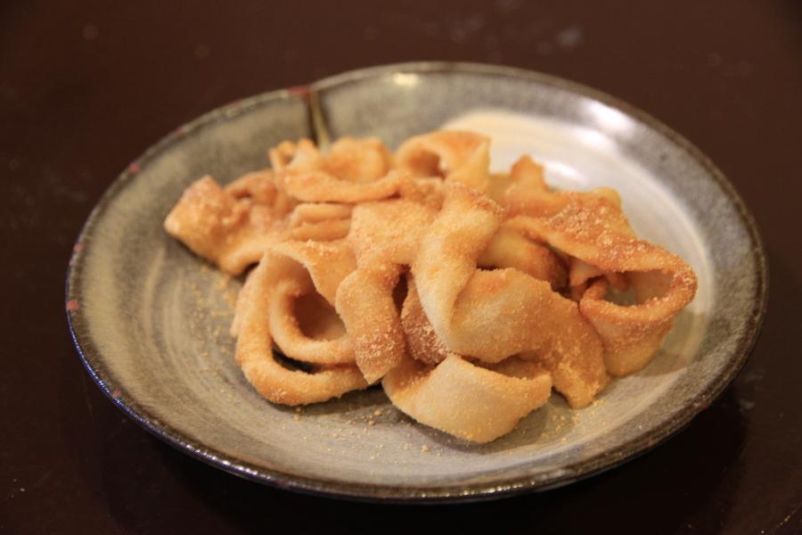 大分の子どものおやつとして定番のヤセウマ。細長く伸ばしたものにきな粉と砂糖がまぶされて懐かしい味わいです
