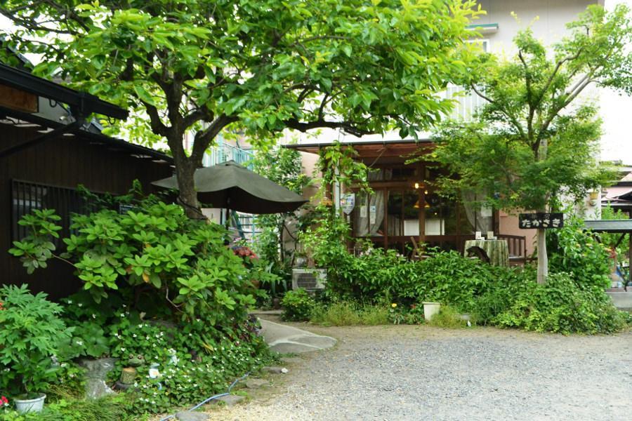流川通りを北上して山手へ。住宅街の中に緑がおいしげる茶房たかさきがあります