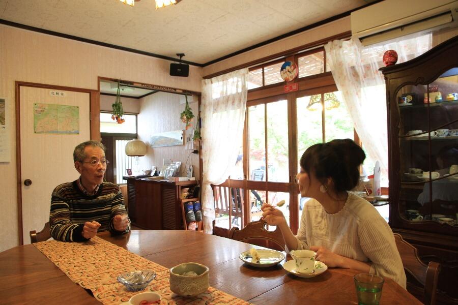 温泉好きが集まる茶房の秘密は店主の高崎富士夫さんにあり。別府市内の温泉88カ所を入ると得られる名人の位を8度も達成した、別府八湯温泉道名人会の初代会長です