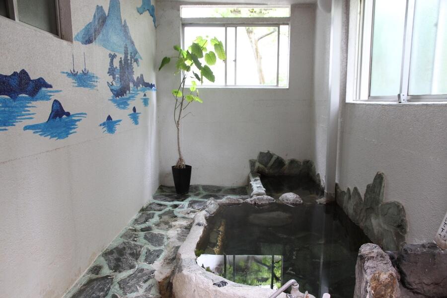 喫茶併設の「たかさきの湯」。コーヒーを飲むと、無料で貸切温泉が堪能できます。やわらかい湯で疲れがとれますよ