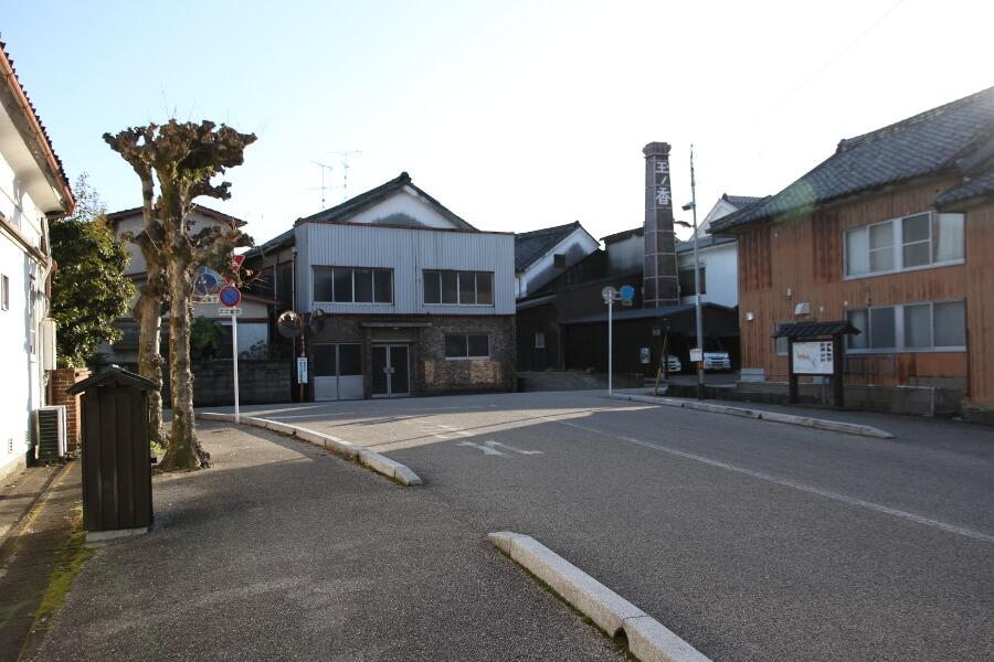 JR肥前浜駅を背に、長崎街道の脇街道「多良往還」へ徒歩5分。酒蔵や煙突が建ち並び、まるでタイムスリップしたかのよう