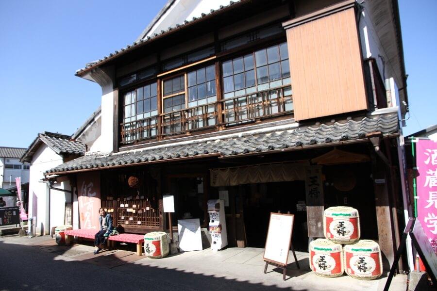 酒蔵通りの最も東に位置する肥前屋へ。往時の面影を残す建物は、蔵元の話を聞きながら見学できる本館と、佐賀情報が手に入る新館が並びます